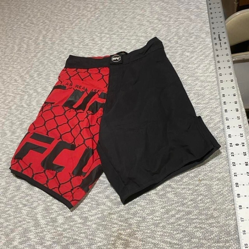 UFC  Black & Red training Shorts with adjustable strings Men 28. SKU-B301